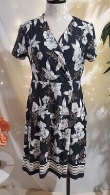 Soma NWT Faux Wrap Tropical Floral Dress Womens Size M Short Sleeve Knee Length